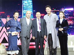 新望董事長羅永輝與著名歌星劉尊老師、汪正正老師、郭津彤老師、主持人雅琪在北京電視臺錄制節目現場親切合影